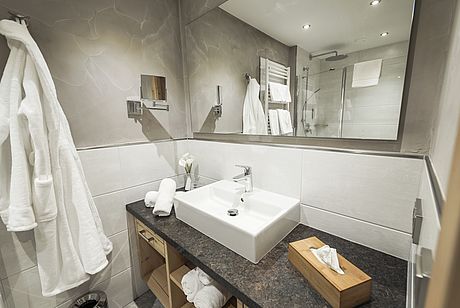 Badezimmer mit grossem Spiegel - Hotel Riedl Tirol