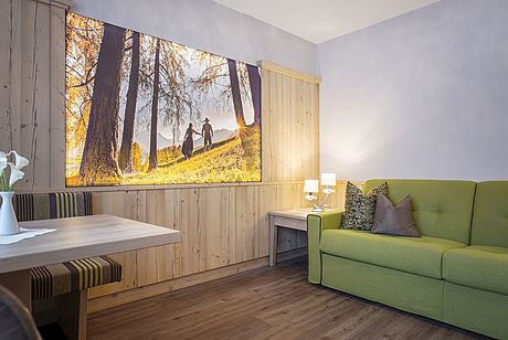 Hotelzimmer Holz, grüne Couch, Herbst Wandbild - Hotel Riedl