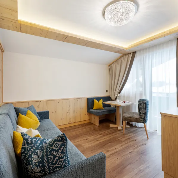 Suite_Heimatgefuehl_2_Hotel_Riedl_in_Koessen__C__Foto_Gretter__5_.jpg