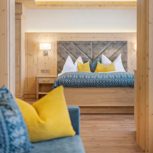 Suite_Heimatgefuehl_Hotel_Riedl_in_Koessen_Tirol__c__Foto_Gretter__7_.jpg