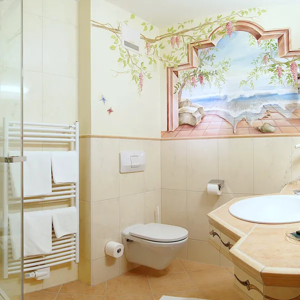 Helles Hotelbad mit Wandbild, Glasdusche, Handtuchwärmer und wandhängender Toilette