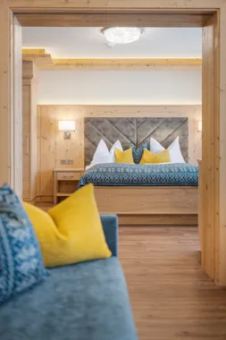 Suite_Heimatgefuehl_Hotel_Riedl_in_Koessen_Tirol__c__Foto_Gretter__7_.jpg