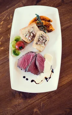 Gourmet-Rindfleischscheiben mit weißer Soße, Toast mit Belag, gerösteter Kürbis und Gemüse