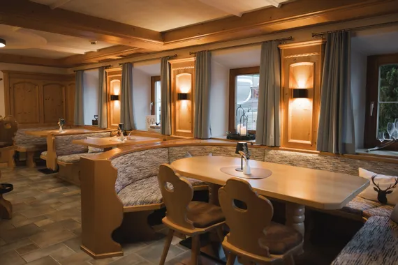 Gemütliches Restaurant mit Holzmöbeln und sanfter Beleuchtung