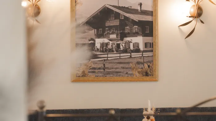 Sepia-Foto von Haus in rustikalem Essbereich mit Holzdekor