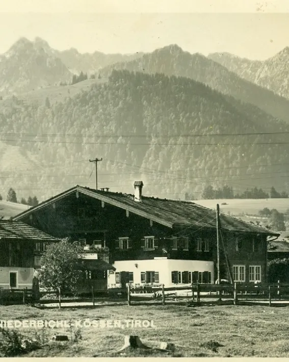 Traditionelles Gasthaus in Kössen, Tirol mit dem Kaisergebirge im Hintergrund