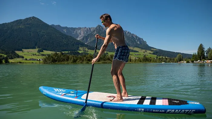 web-Kaiserwinkl-Urlaub-Aktivitaeten-Walchsee-Sommer-Baden-Badesee-Bootfahren-Stand-up-Paddling-2.jpg