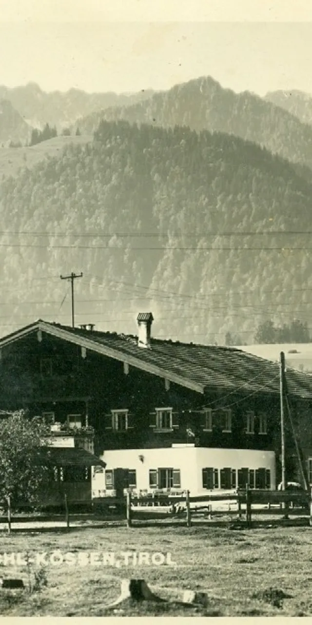 Traditionelles Gasthaus in Kössen, Tirol mit dem Kaisergebirge im Hintergrund