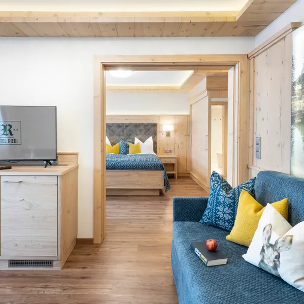 Suite_Heimatgefuehl_2_Hotel_Riedl_in_Koessen__C__Foto_Gretter__3_.jpg